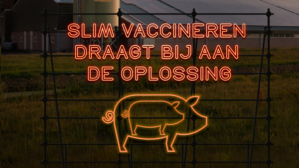 een neonbord op een hek